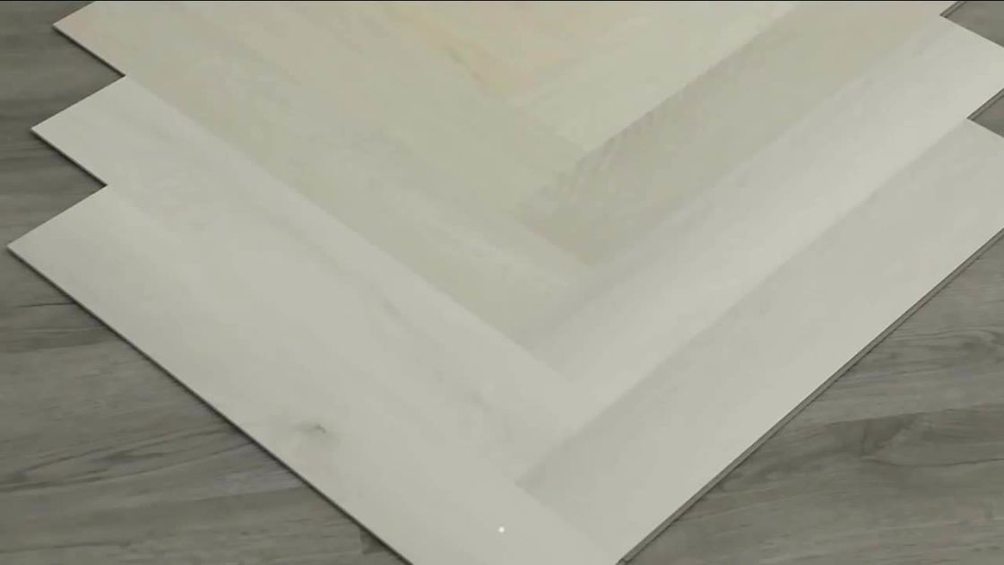 多層100%のバージン4.0mm-7mm Spcのヘリンボン フロアーリングSpc Lvtのかちりと言う音のフロアーリング