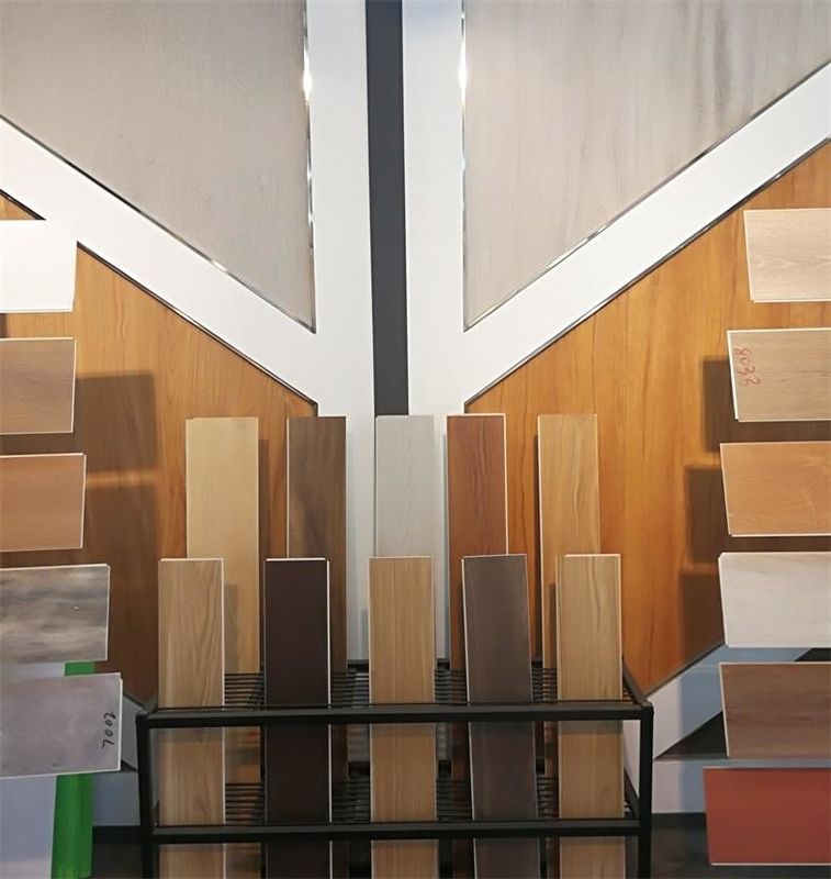 5mm 6mm 8mm Spcの中心のビニールの板に床を張る紫外線コーティングSPCのビニール