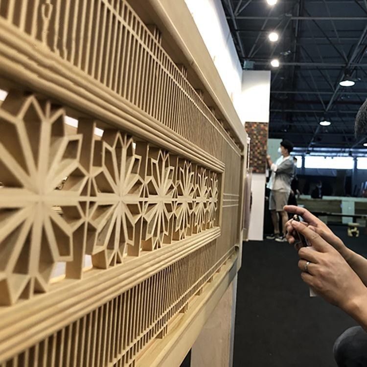 内部の装飾的な木工業のクミコの固体マツ木部屋ディバイダーはカスタマイズした