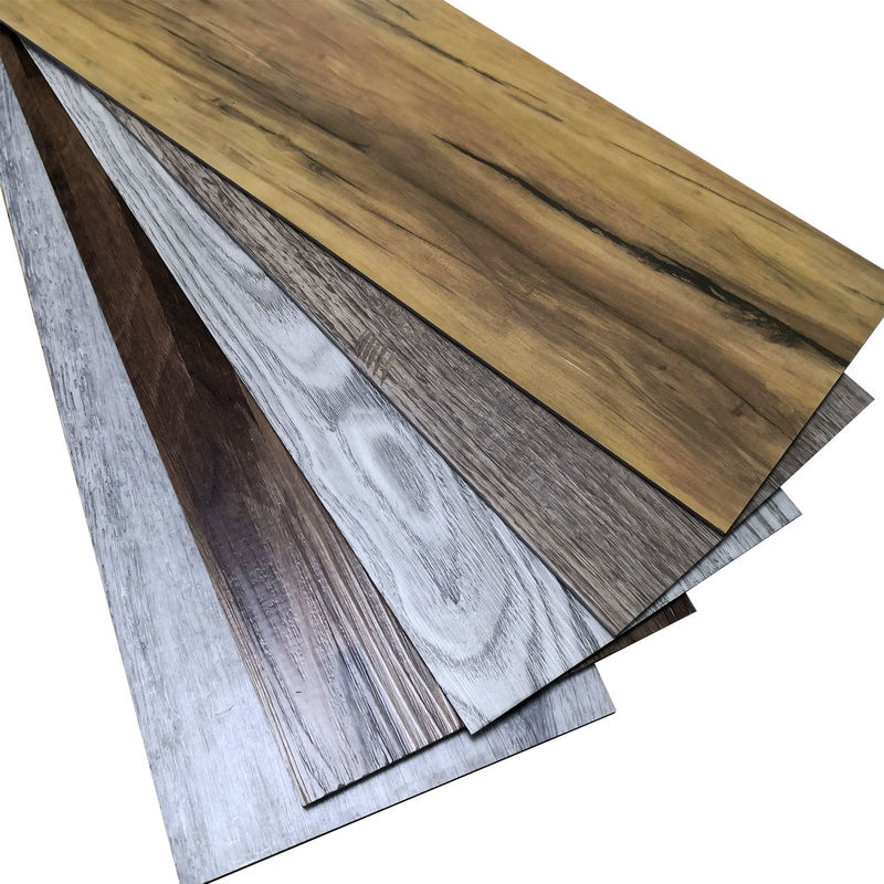 古い家の改修に最適な、モダンな自己粘着性PVC LVTフローリング