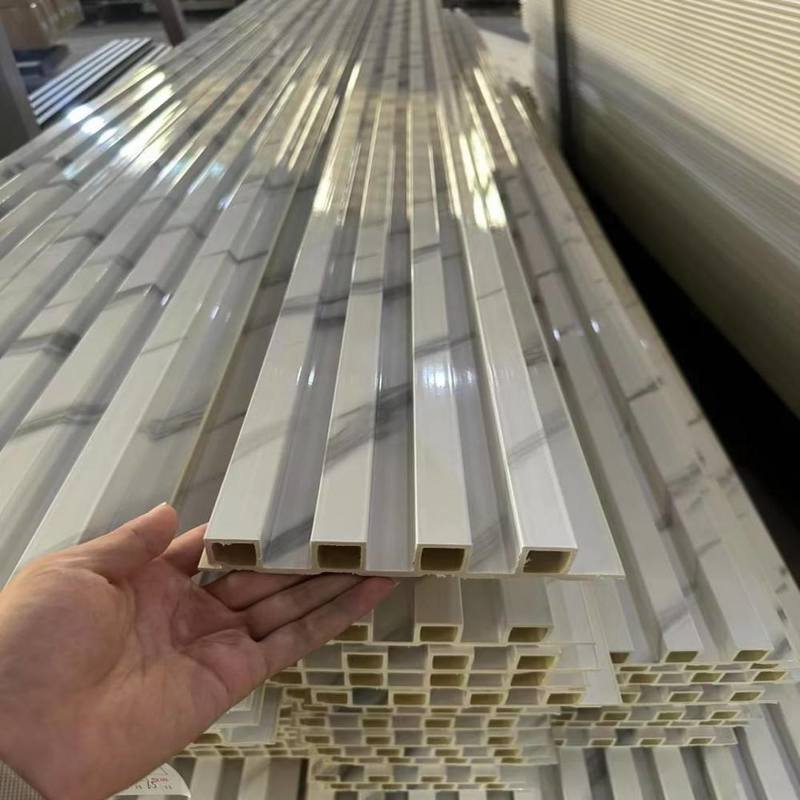 現代の木製プラスチック複合型WPC壁パネル 浴室内装用 PVC代替品