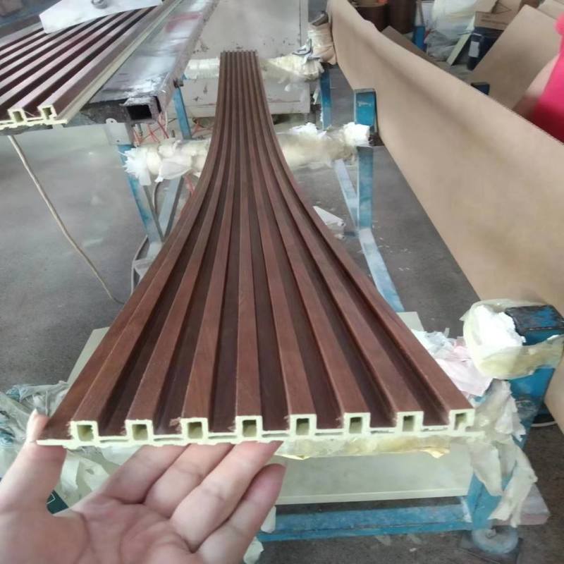 現代の木製プラスチック複合型WPC壁パネル 浴室内装用 PVC代替品