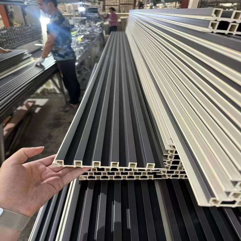 現代の木製プラスチック複合型WPC壁パネル 浴室内装用 PVC代替品