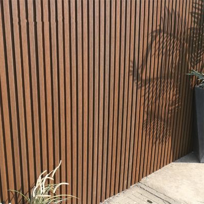 防音住宅の現代内部WPCの壁パネルの屋外のクラッディング