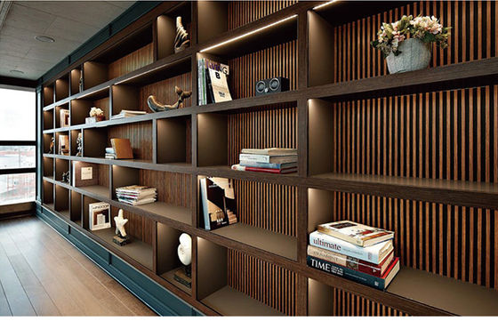 FSCの木の穀物内部WPCの壁パネルの湿気の防止のカスタマイズされたロゴ