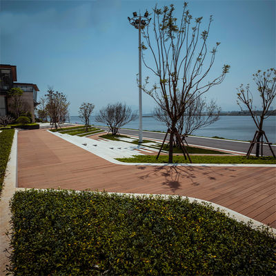 屋外 で 人気 な 工学 的 な 竹 の 床