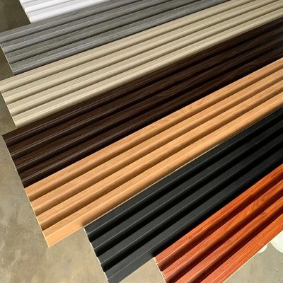 モダン防水防音耐火WPC PVC溝付き壁クラッド内壁パネル、家庭用ホテル別荘ホール用